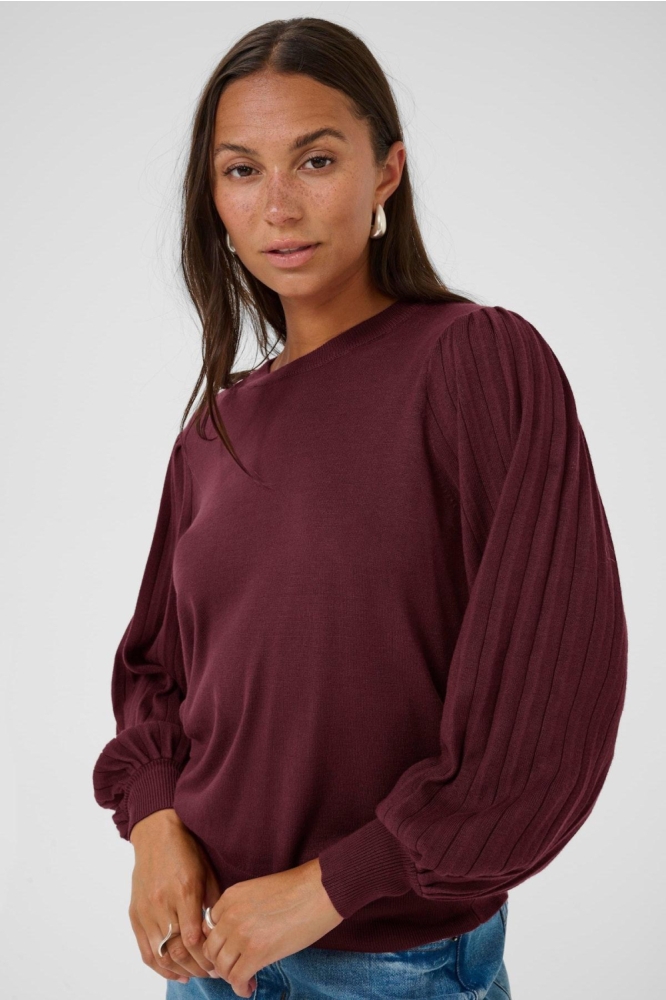 Kaffe bordeaux dames trui | Model zijaanzicht