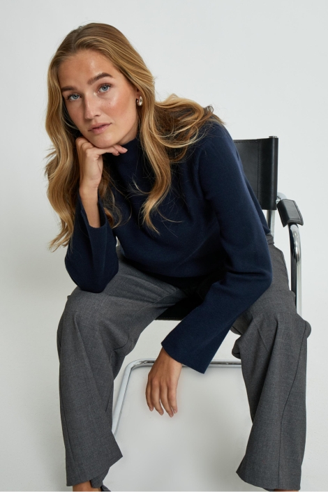 Minus blauwe dames trui | Model vooraanzicht