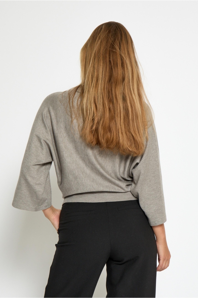 Minus taupe dames trui | Model achteraanzicht