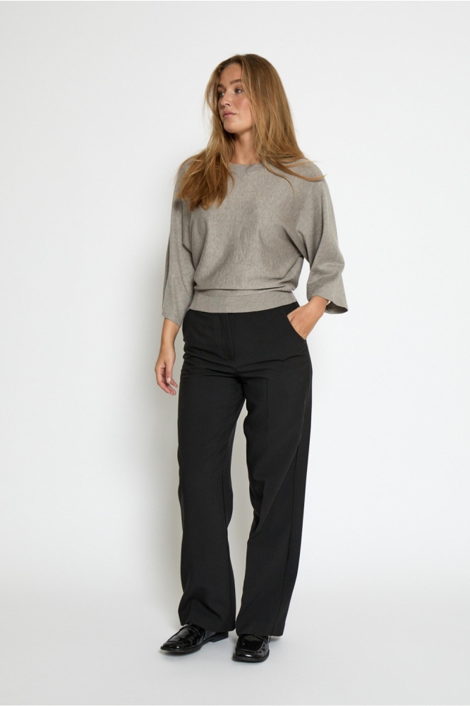 Minus taupe dames trui | Model