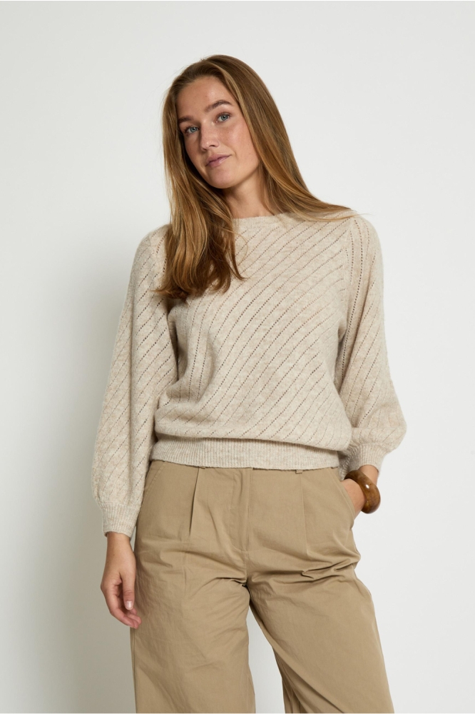 Peppercorn beige dames trui | Model vooraanzicht