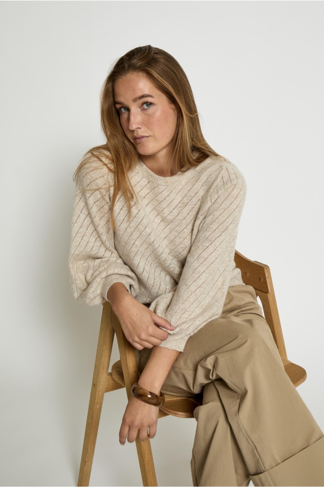 Peppercorn beige dames trui | Model vooraanzicht