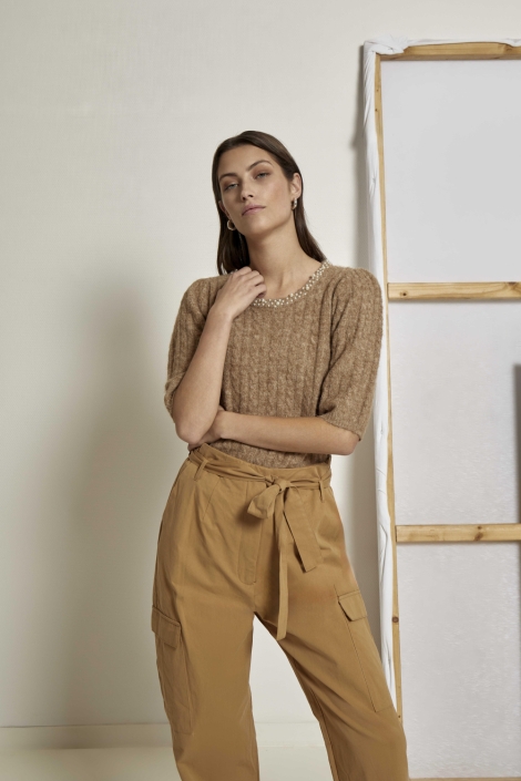 Peppercorn camel dames trui | Model vooraanzicht