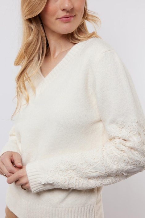 C&S The Label ecru dames trui | Close up