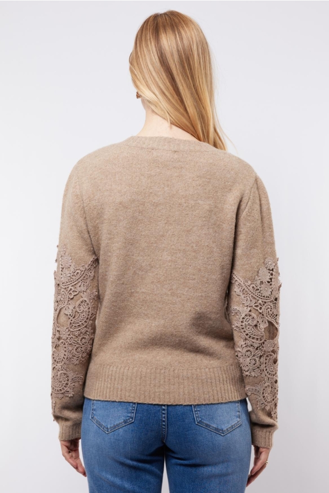 C&S The Label camel dames trui | Model achteraanzicht