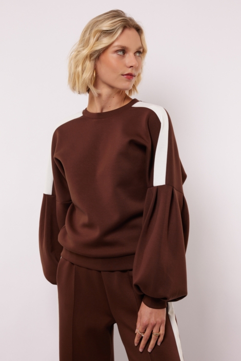 Fluresk bruine dames sweater | Model vooraanzicht