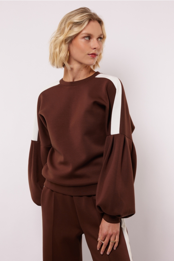 Fluresk bruine dames sweater | Model vooraanzicht