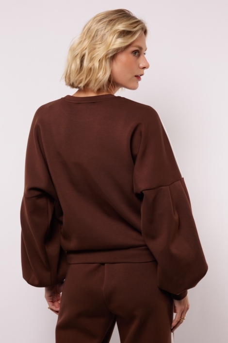 Fluresk bruine dames sweater | Model achteraanzicht