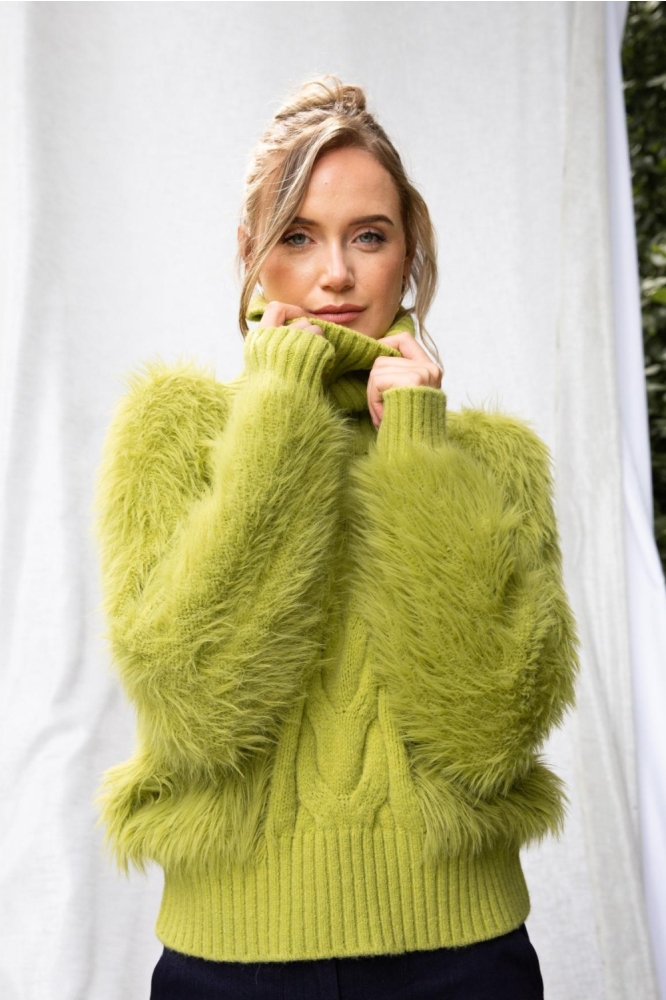 I-coni-K groene dames trui | Model vooraanzicht