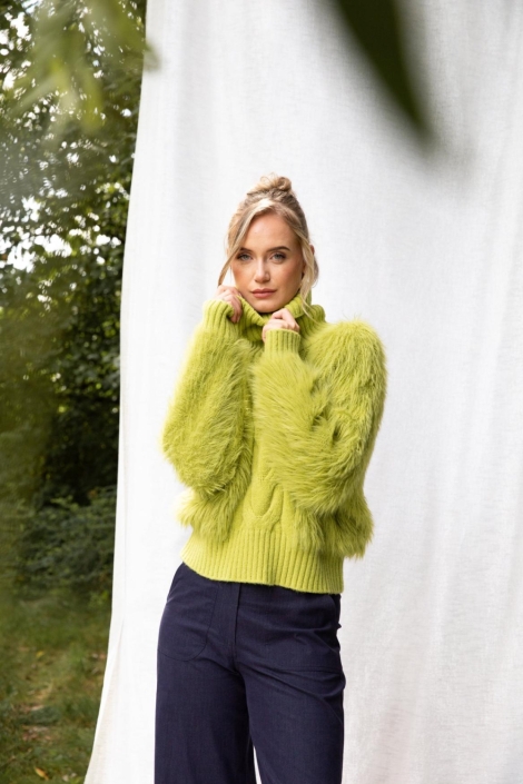 I-coni-K groene dames trui | Model vooraanzicht