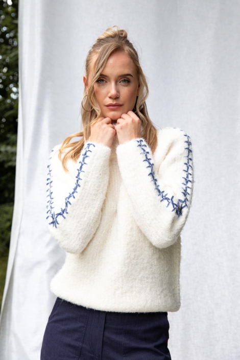 I-coni-K ecru dames trui | Model vooraanzicht