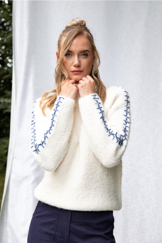 I-coni-K ecru dames trui | Model vooraanzicht