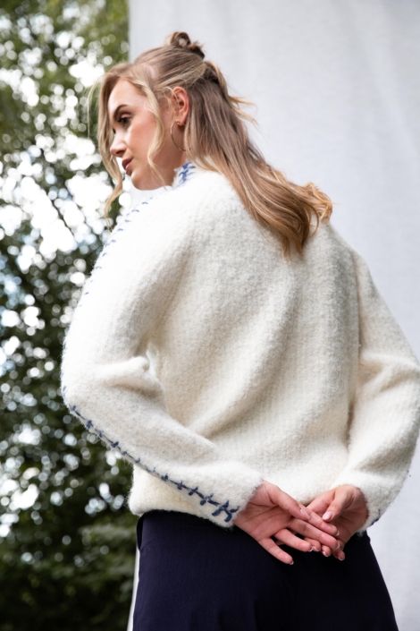 I-coni-K ecru dames trui | Model achteraanzicht