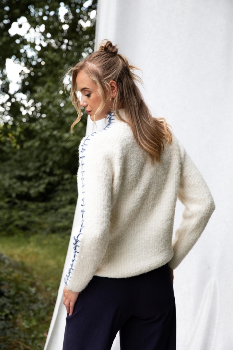 I-coni-K ecru dames trui | Model achteraanzicht