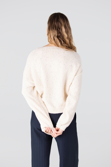 Juffrouw Jansen ecru dames trui | Model achteraanzicht
