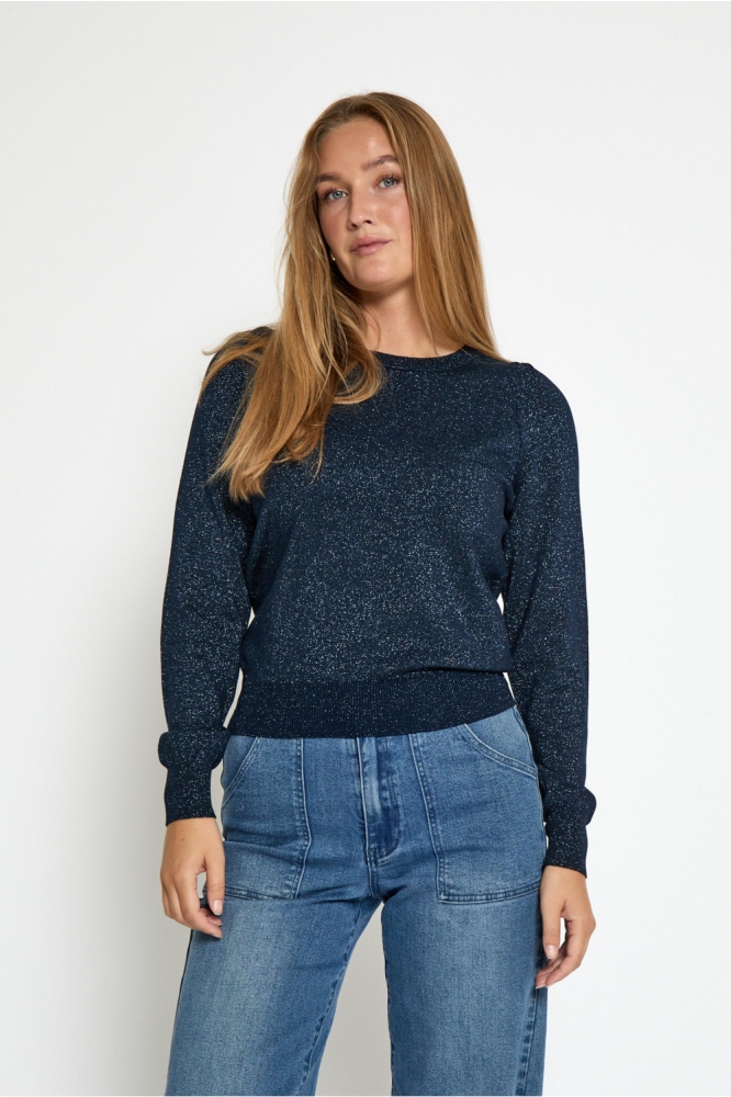 Peppercorn blauwe dames trui | Model vooraanzicht