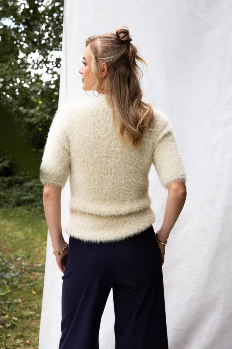 I-coni-K ecru dames trui | Model achteraanzicht