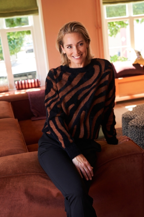 NED cognac dames trui | Sfeerbeeld, In situatie