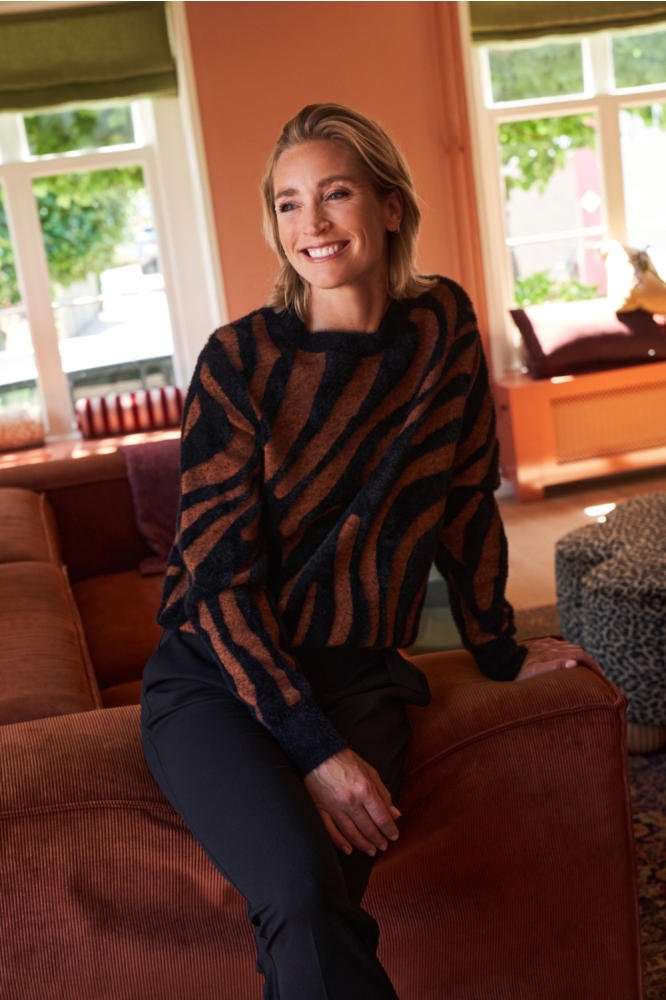 NED cognac dames trui | Sfeerbeeld, In situatie