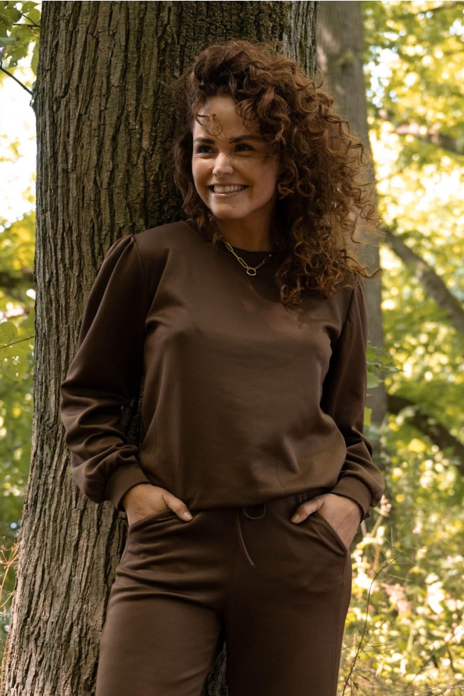FOS Amsterdam bruine dames sweater | Sfeerbeeld, In situatie