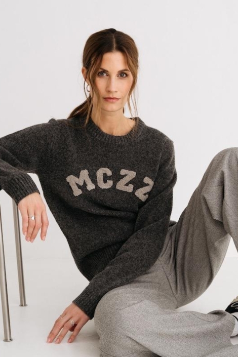 Maicazz grijze dames trui | Model vooraanzicht