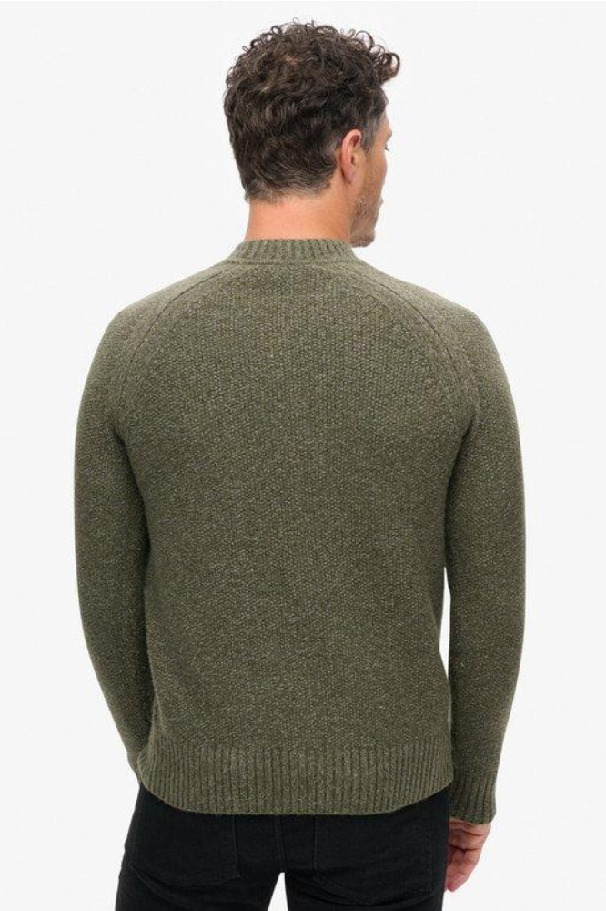 Superdry groene heren trui | Model achteraanzicht