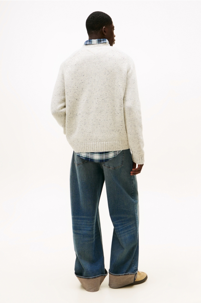 Tommy Jeans grijze heren trui | Model