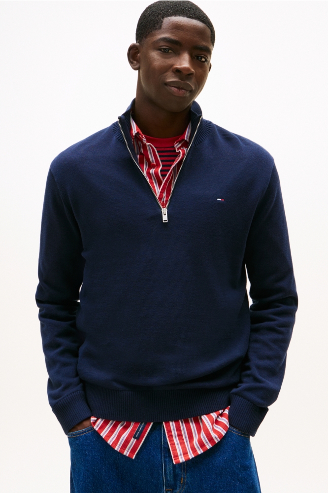 Tommy Jeans blauwe heren trui | Model vooraanzicht