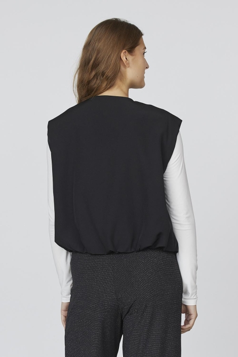 SisterS point zwarte dames gilet | Model achteraanzicht