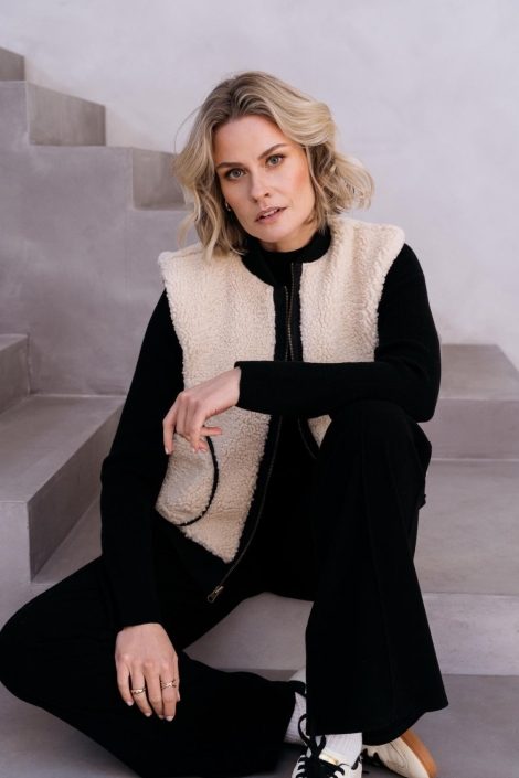 Maicazz zwarte dames jas | Model vooraanzicht