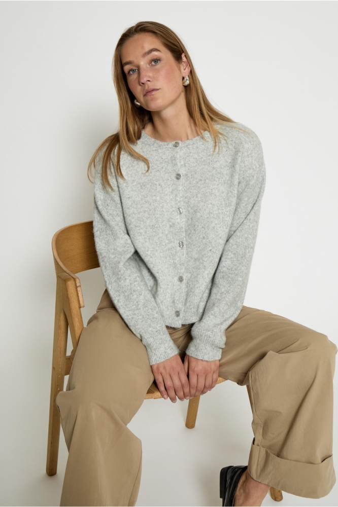 Peppercorn grijze dames vest | Model vooraanzicht
