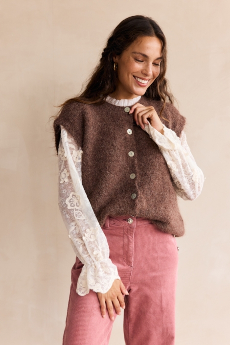 LolaLiza bruine dames gilet | Model vooraanzicht