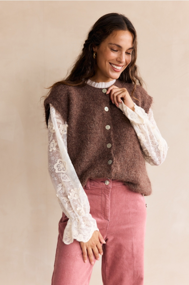 LolaLiza bruine dames gilet | Model vooraanzicht