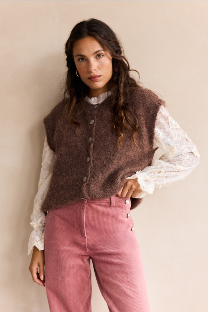 LolaLiza bruine dames gilet | Model vooraanzicht