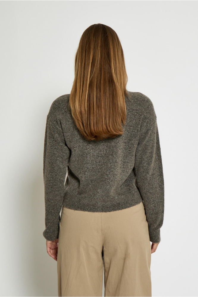 Peppercorn taupe dames vest | Model achteraanzicht