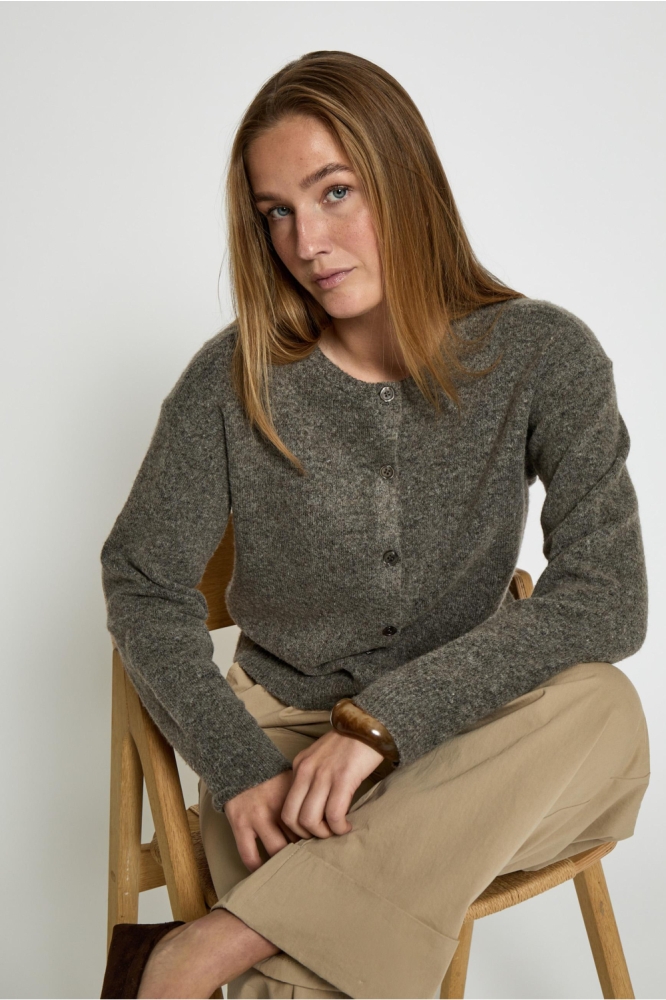 Peppercorn taupe dames vest | Model