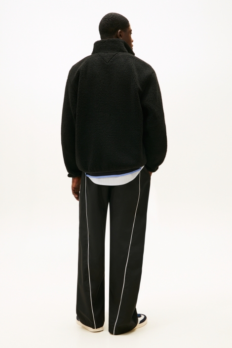 Tommy Jeans zwarte heren vest | Model