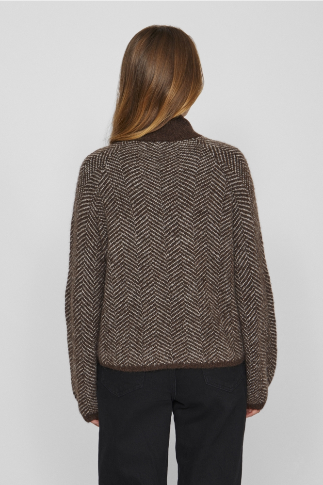 Vila bruine dames trui | Model achteraanzicht