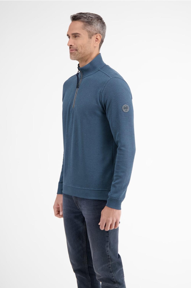 Lerros blauwe heren sweater | Model zijaanzicht