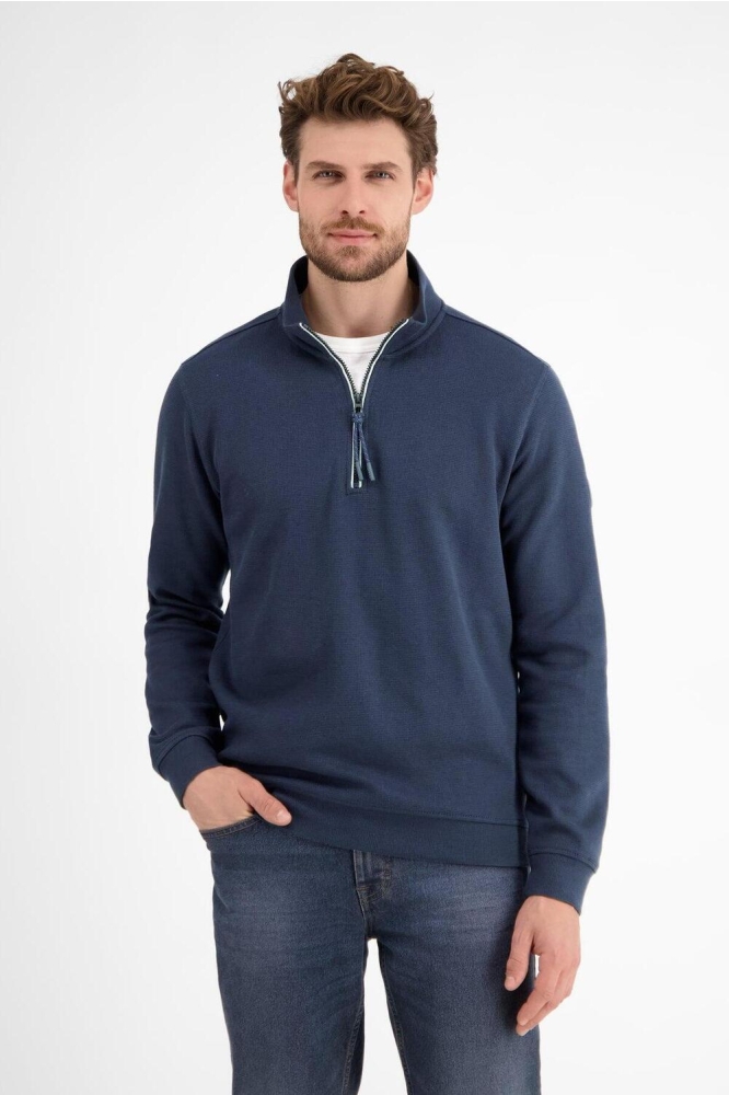 Lerros blauwe heren sweater | Model vooraanzicht