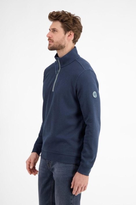 Lerros blauwe heren sweater | Model zijaanzicht