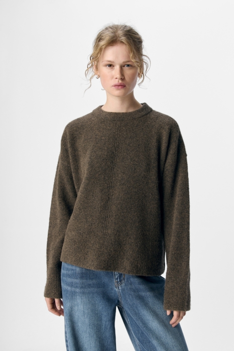 Object bruine dames trui | Model vooraanzicht