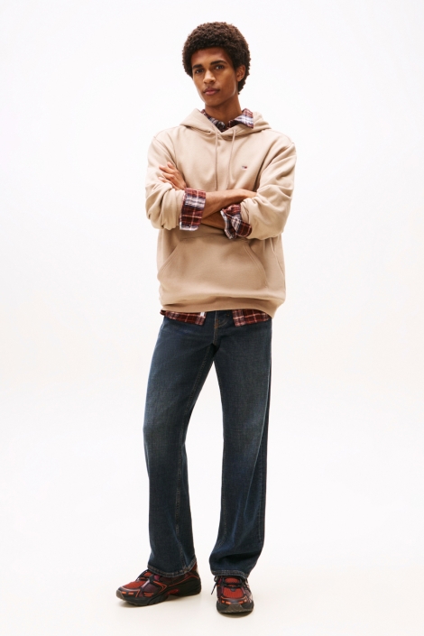Tommy Jeans taupe heren sweater | Model