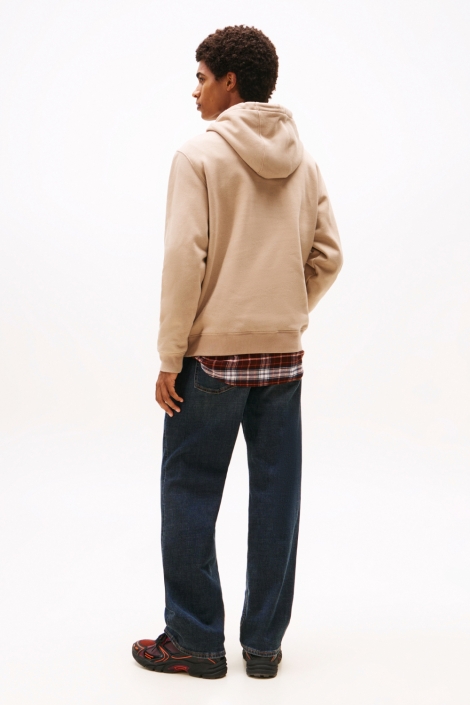 Tommy Jeans taupe heren sweater | Model