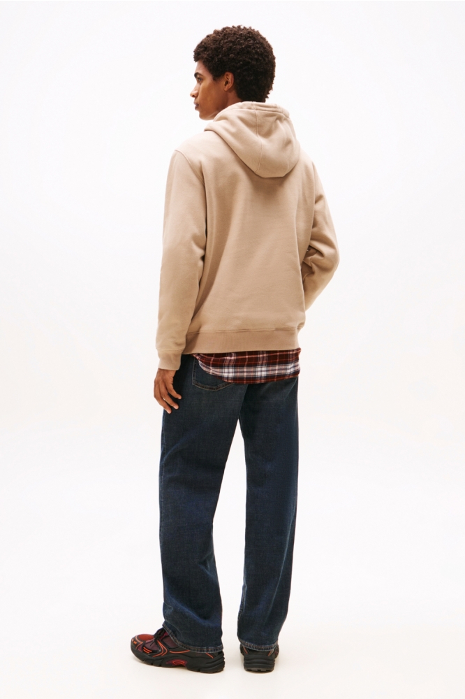 Tommy Jeans taupe heren sweater | Model