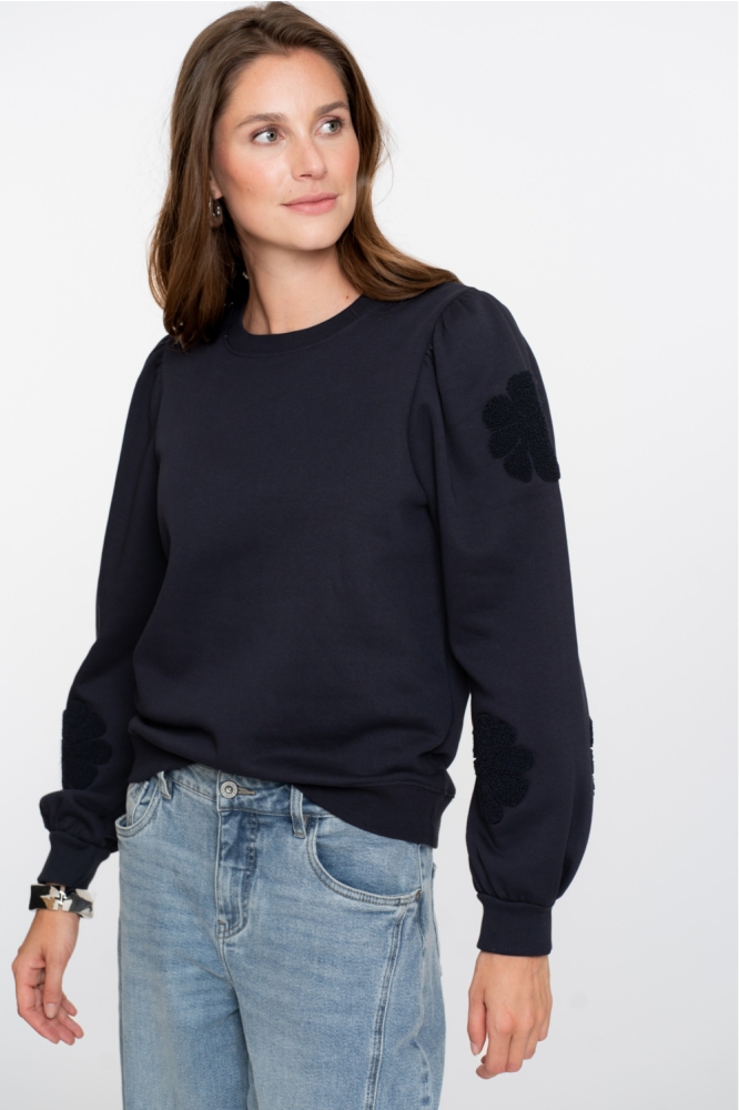 Geisha blauwe dames sweater | Model vooraanzicht