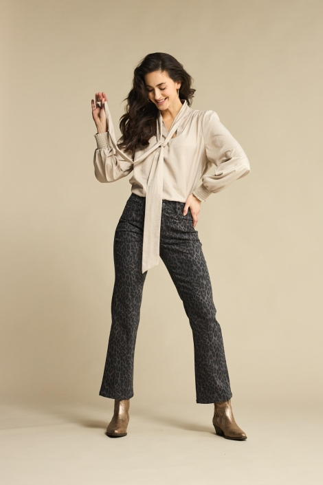 Red Button beige dames blouse | Sfeerbeeld, In situatie
