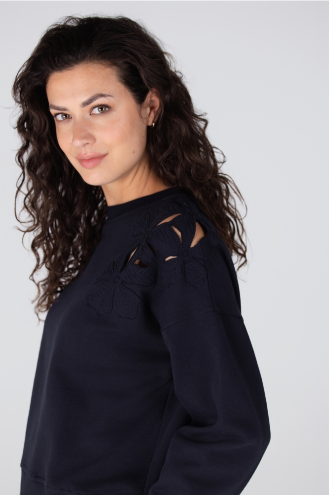 Juffrouw Jansen blauwe dames sweater | Close up