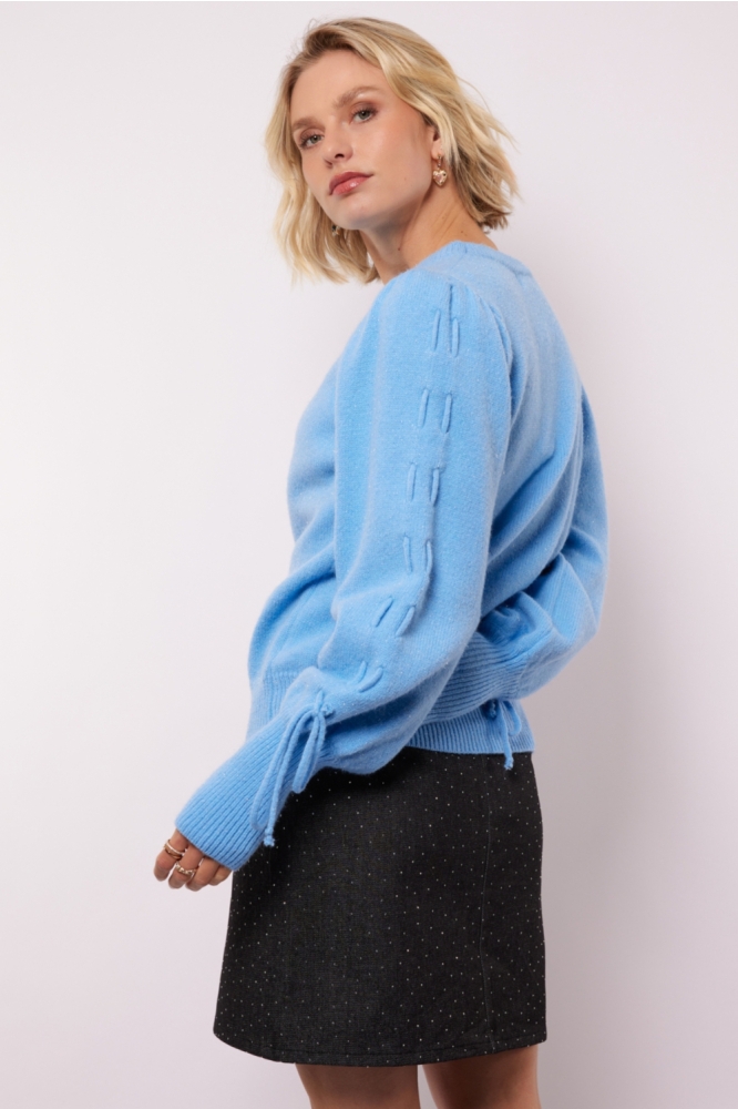 Fluresk blauwe dames sweater | Model achteraanzicht