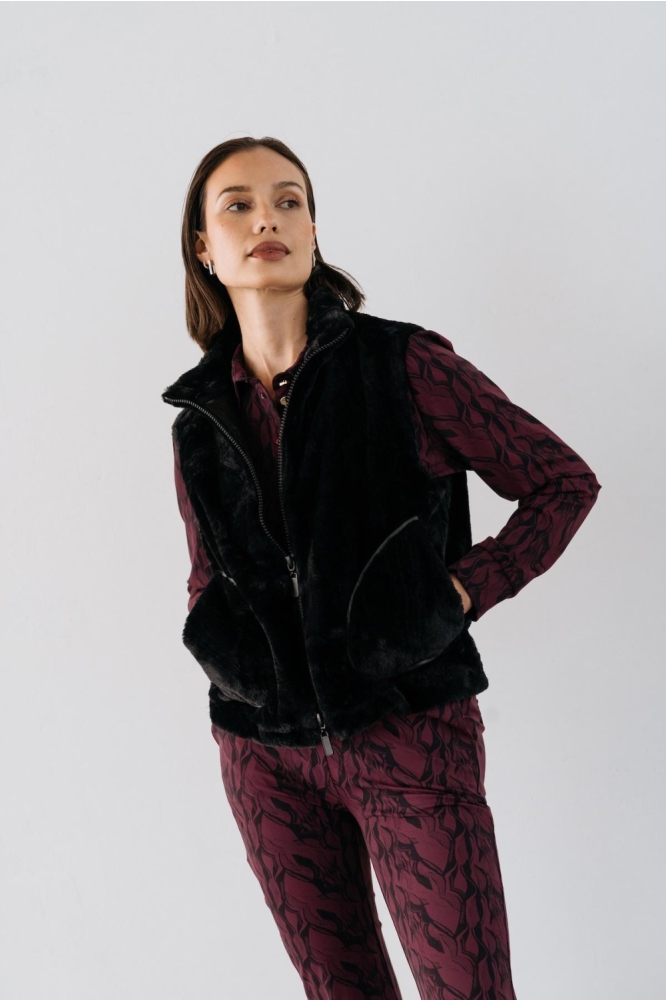 Maicazz zwarte dames gilet | Model vooraanzicht